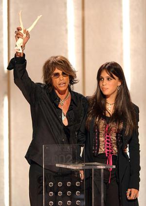Steven Tyler de Aerosmith acompañado de  su hija Chelsea, recibe el premio a lo mejor de la moda estilo rock.