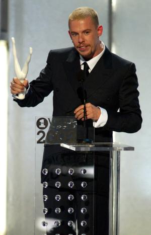 El diseñador Alexander Mcqueen recibió el premio como el diseñador revolucionario del año.