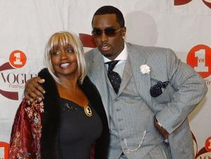 P. Diddy Combs llegó a la entrega de premios acompañado de su madre Janice.