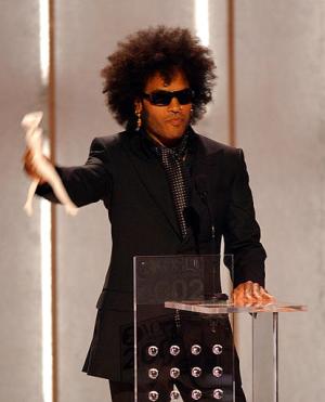Lenny Kravitz agradece el premio de -La alfombra roja- otorgado a  Gwyneth Paltrow.