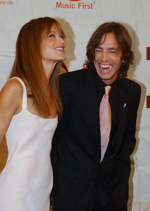 Model Carolyn Murphy y el cantante Brandon Boyd a su llegada.