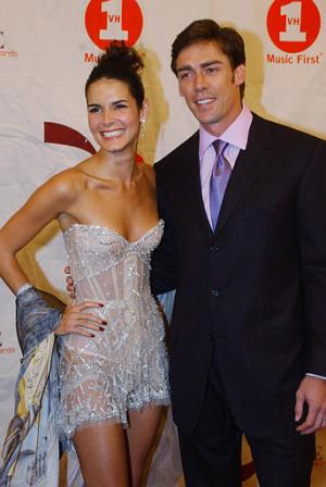 La actriz  Angie Harmon llegó acompañada del jugador de Los Giants de NY, Jason Sehorn.