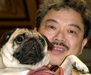 Yoshio Oikawa y su perro de un año de edad Cleopatra,  formaron parte del concurso -Parecidos entre-  organizado en Tokyo. Seis mascotas y sus dueños compitieron para la ronda final  del concruso de -Parecido entre- mascota y dueño. (AP)