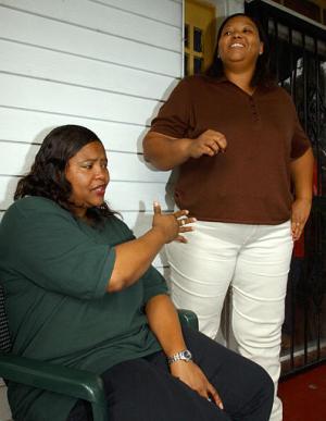 Sheron Norman, (izq) y Shelia Tezano, cuñadas de John Allen Muhammad, hablan con los periodistas a las afueras de su casa.  Muhammad viajaba con un joven identificado por una fuente policial como John Lee Malvo, de 17 años, quien sería su hijastro.