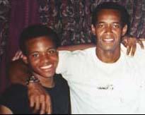 Los dos hombres fueron identificados como John Allen Muhammad, de 42 años y veterano de la Guerra del Golfo, quien ha sido denunciado por un testigo con relación al caso del francotirador y sobre quien pesaba una orden de arresto por violación a las leyes sobre portación de armas; y John Lee Malvo, un joven jamaiquino de 17 años (foto:AP)