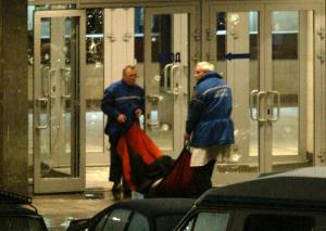 Los rebeldes chechenios que mantienen a centenares de rehenes en un teatro en Moscú advirtieron que comenzarán a matar a sus cautivos al amanecer del sábado si no se cumplen sus demandas, mientras el Kremlin se esforzaba el viernes por hacerles una contraoferta con el fin de evitar un derramamiento de sangre