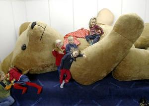 Niños de un kinder aparecen junto a un oso gigante en Alemania. El oso mide 6.83 metros por lo que se le considera el oso más grande del mundo según el Libro de los Records de Guinnes.  
 Más de 2,000 osos de peluche serán exhibidos hasta Diciembre de 2002 como parte de los festejos de los 100 años cumplidos de la creación de los osos de peluche en el mundo