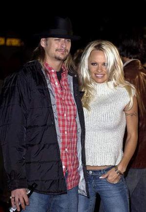 Kid Rock y Pamela Anderson se mostraron contentos durante la premier