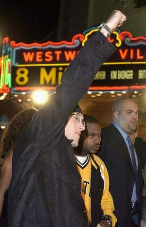 8-El rapero Eminem (izq) estrella de la película -8 MILE-, llegó acompañado por su amigo rapero Obie Trice