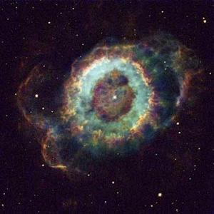 Esta imágen de la nebulosa planetaria NGC 6369, fue obtenida de el telescopio espacial de la NASA. Esta nebulosa es conocida por los astrónomos como 'La pequeña Nebulosa fantasma' porque aparece como una pequeña nube fantasmal. Se encuentra ubicada entre 2,000  y 5,000 años luz del planeta Tierra.