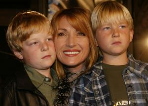 La actriz Jane Seymour y sus hijos en la premier.