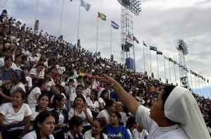 Una monja da instrucciones a un grupo de niños que asistieron a la ceremonia inaugural de los Juegos Centroamericanos y del Caribe , en el estadio Flor Blanca en San Salvador
