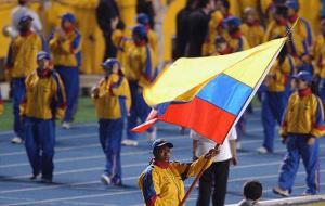 Atletas colombianos ondearon su bandera durante la ceremonia de apertura
