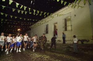 Evin Samuel Dubon, corre portando la antorcha de los XIX Juegos Olímpicos de Centroamerica y del Caribe