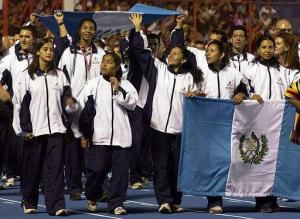 Atletas guatemaltecos desfilaron también en la ceremonia de apertura.