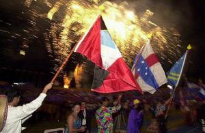 La gente ondea banderas durante la ceremonia.