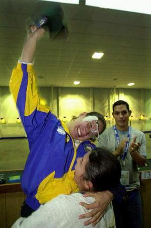 Luisa Maida de El Salvador celebra su triunfo tras ganar la medalla de oro en la competencia de tiro con pistola.