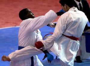 El mexicano Emilio Oviedo (der), pelea contra el dominicano Dionisio Gustavi en  la competencia de Karate en la categoría de menos de 70 Kg.