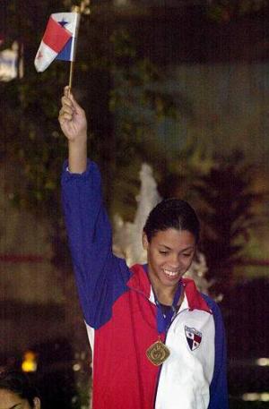La panameña  Eileen Coparropa levanta su bandera tras haber ganado la medalla de oro por la carrera de natación estilo libre en los  100 metros .
