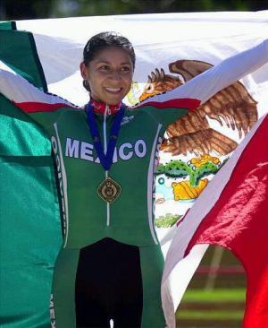 La  mexicana Nancy Contreras sostiene orgullosamente la bandera durante la ceremonia de premiación.Nancy Contreras estableció con 33.605 segundos récord mundial en la prueba de los 500 metros contrarreloj en el ciclismo de los Juegos Centroamericanos y del Caribe San Salvador 2002.