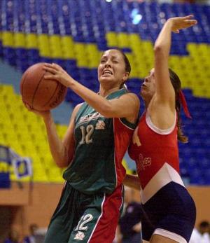 Aracely Arguello de Mexico, (izq), y Mabel Rosa de Puerto Rico,  durante la competencia de basquetbol en los JCC