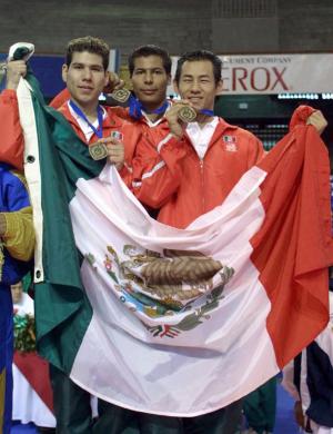 Emilio Oviedo, Eduardo Gómez y Alonso Murayama, integrantes del equipo mexicano de karate que ganó las primeras medallas de oro para México en la modalidad de kata varonil en los XIX Juegos Centroamericanos y del Caribe