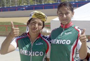 Las ciclistas mexicanas Belén Guerrero y Nancy Contreras entrenaron en el velódromo de la zona de polvorín preparandose para las competencias eliminatorias.
Nancy Contreras estableció con 33.605 segundos récord mundial en la prueba de los 500 metros contrarreloj en el ciclismo de los Juegos Centroamericanos y del Caribe San Salvador 2002.