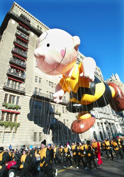 Durante 76 años el desfile del Día de Acción de Gracias en Nueva York es auspiciado por la famosa tienda Macy's.