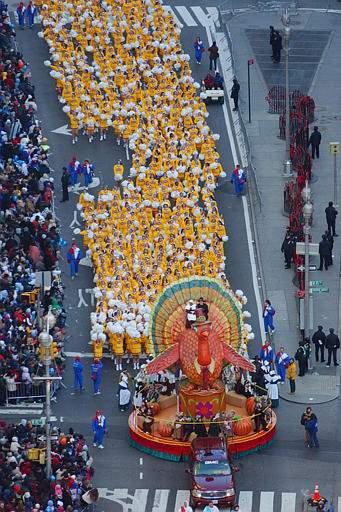 Los tradicionales globos gigantes enmarcaron el 76vo. desfile del Día de Acción de Gracias en Nueva York