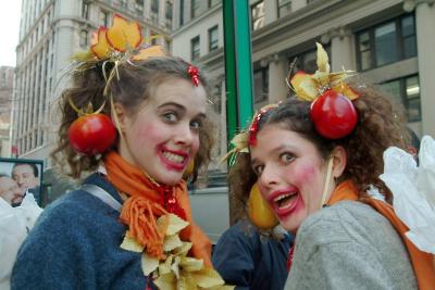 Un par de jóvenes ataviadas como arboles de manzano, momentos antes de entrar a escena en el multitudinario desfile
