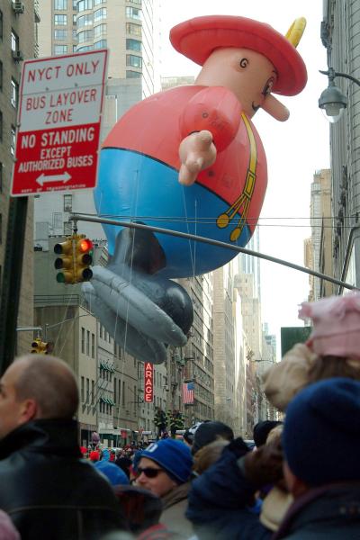 El bombero 'Harold', uno de los personajes del desfile.