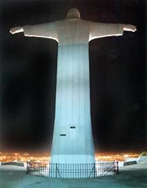 En las goteras de la ciudad de Torreón se levanta una mole pétrea, obra de naturaleza. Sobre este pedestal se yerguen la majestuosa figura del Cristo de las Noas, imagen que se enmarca perfectamente en el escenario. A sus pies, se extiende hasta el horizonte La Perla de La Laguna.