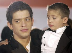 Yahir, finalista del reality show de tv azteca *La Academia*, es acompañado por su hijo durante una sesión de fotos al terminó del concierto final en el Auditorio Nacional.