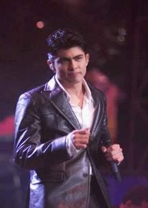 Víctor interpretó  el tema Desvelado en y Unchained Melody en la gran final de La Academia.