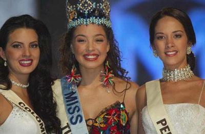 Miss World 2002 Azra Akin  de Turquía(Centro) ganadora del concurso Miss Mundo acmopañada de Miss Colombia (izq) Miss Colombia Natalie Peralta quien ganó el segundo lugar y  Miss Perú (der) quien ganó el tercer lugar.
