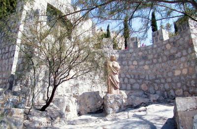  En el gráfico: Teatro Romano semejante al de Cesarea de Filipo, al norte de Israel, Tiene capacidad para 200 personas, foro al aire libre  a jóvenes  universitarios en encuentros juveniles 