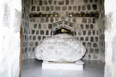 En el gráfico: Tumba de Cristo que en el interior consta de dos partes: La cámara del Ángel en la cual encontramos una roca que cerraba la entrada al recinto y que fue movida por un Ángel. Y la cámara del sepulcro donde se encuentra la lápida de mármol construida por el Emperador Constantino en el año 300 D.C 