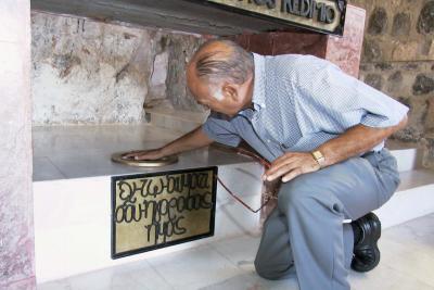 Toda la construcción es de piedra canteada, con marcadas reminisencias medievales. Los sólidos muros  miden de ancho entre 0.90 y 1.10 mts; los aposentos son amplios y frescos