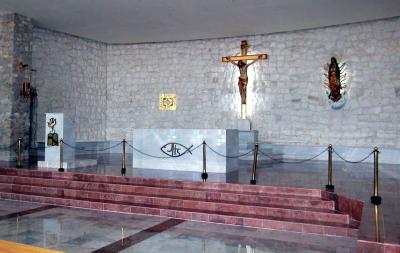 En el Cerro de las Noas también existe un Teatro Romano, réplica del de Cesárea del Mar, la Piedra de la Unción del Señor y la Columna de la Flagelación, ubicadas frente al Santo Sepulcro y que, por cuestiones económicas no ha sido posible colocar una placa.
