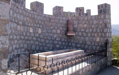 La Piedra de la Unción del Señor y la Columna de la Flagelación, ubicadas frente al Santo Sepulcro, por cuestiones económicas no ha sido posible colocar una placa alusiva.