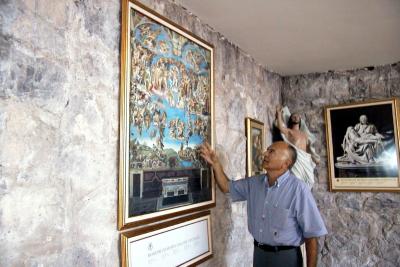 Cuenta con un convento para religiosas, un mirador donde es posible admirar gran parte de la Comarca Lagunera, las capillas del Calvario, la Cueva de Belén