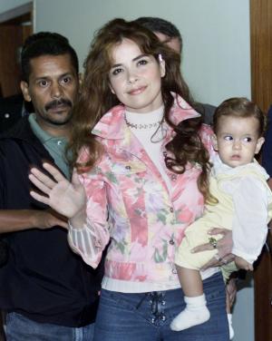 19/12/2002
Trevi dijo que tener el hijo fue 'una bendición del cielo porque me ayudó a aguantar gran parte de mi calvario en Brasil y por eso se llama Angel Gabriel'.