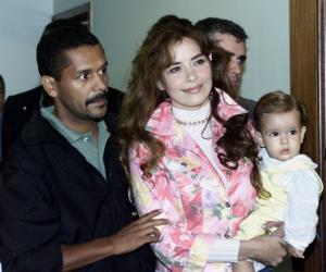 19/12/2002
Trevi, de 33 años, y su hijo de 10 meses Angel Gabriel, concebido cuando ella estaba en la cárcel, volvererán bajo guardia a México.