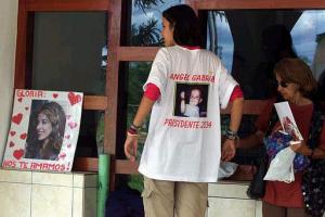 19/12/2002
Fans de la 'Trevi' le demostraron su cariño con prendas de vestir con  fotos plasmadas de su hijo Ángel Gabriel.