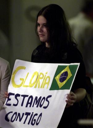 19/12/2002
Fans brasileñas de la cantante la despidieron demostrándole su apoyo por medio de letreros alusivos