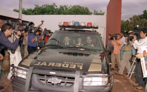 Aborda avión a  Sao Paulo
19/12/2002
La cantante Gloria Trevi abordó un avión a Sao Paulo  para encontrarse con agentes federales mexicanos que la llevarán de vuelta a su país para ser juzgada por secuestro