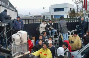 20/12/2002
En el aeropuerto de Ciudad de México  se quedaron con las ganas de ver a Trevi decenas de periodistas mexicanos y extranjeros, que desde esta madrugada esperaban ver a la cantante en el país tras tres años de arresto en Brasil.