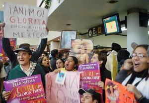 20/12/2002
Fans de Trevi:
Varias decenas de seguidores de la cantante Gloria Trevi se manifiestan en el aeropuerto de la capital mexicana para expresar su apoyo incondicional a la artista.

Los fans de Trevi se congregaron en el aeropuerto a la espera del vuelo comercial que debía trasladar a la cantante desde Brasil hasta México.
