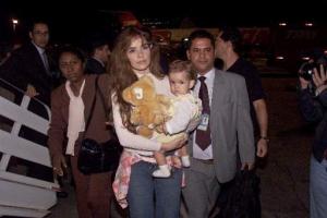 20/12/2002
Trevi baja del avión que la trasladó de Brasilia donde estaba recluida a Sao Paulo en espera de ser trasladada al aeropuerto de México