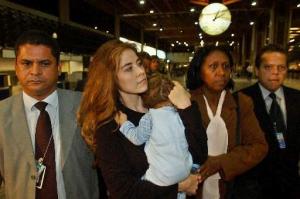 No aborda el avión a México
20/12/2002
La artista, no abordó el avión que la llevaría de Sao Paulo a México  porque en el último momento la Procuraduría General de la República (PGR) decidió que, por motivos de seguridad, Trevi y su hijo Angel Gabriel, de diez meses, debían ser trasladados desde Sao Paulo (Brasil) en una aeronave de la dependencia.